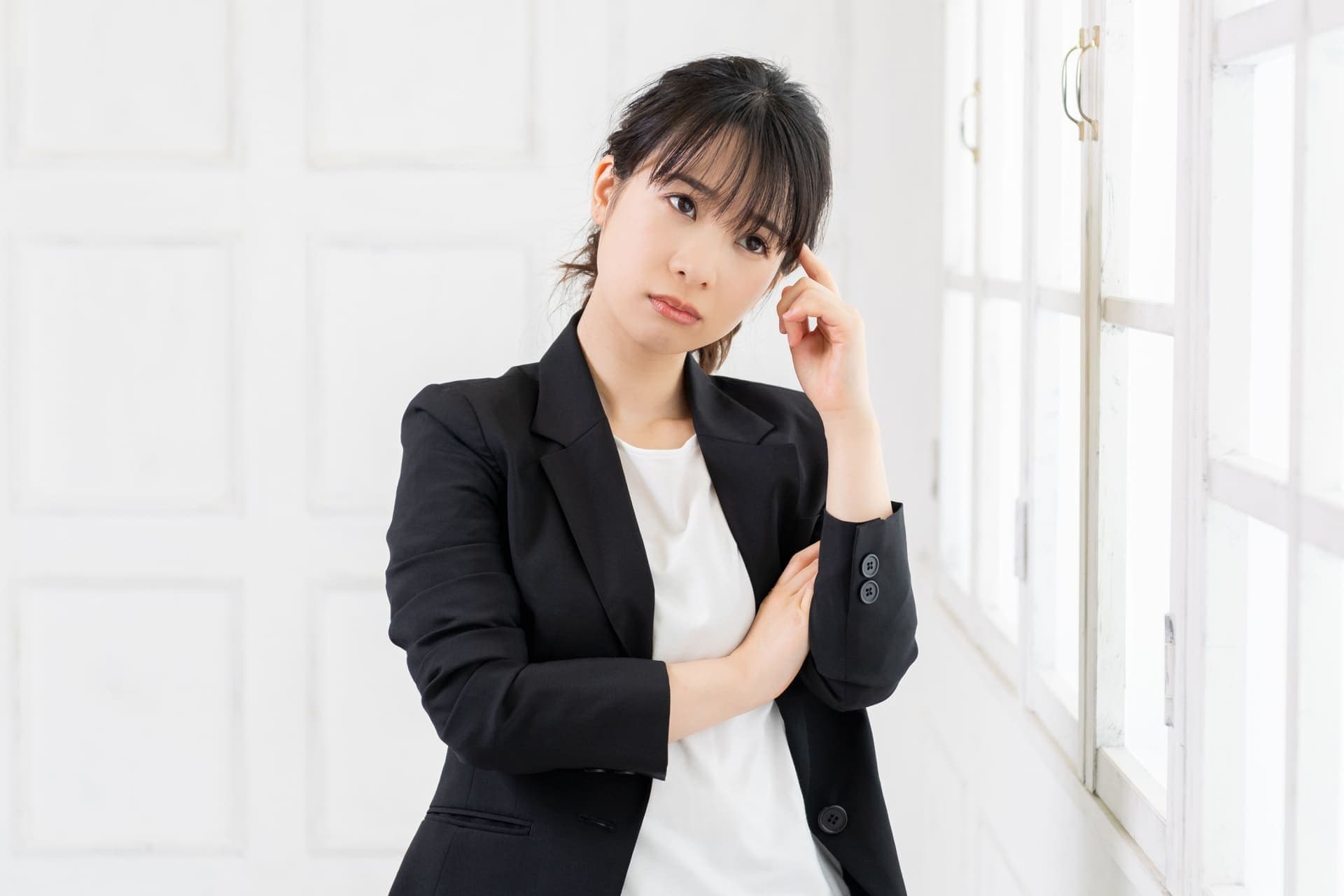 悩んでいる女性